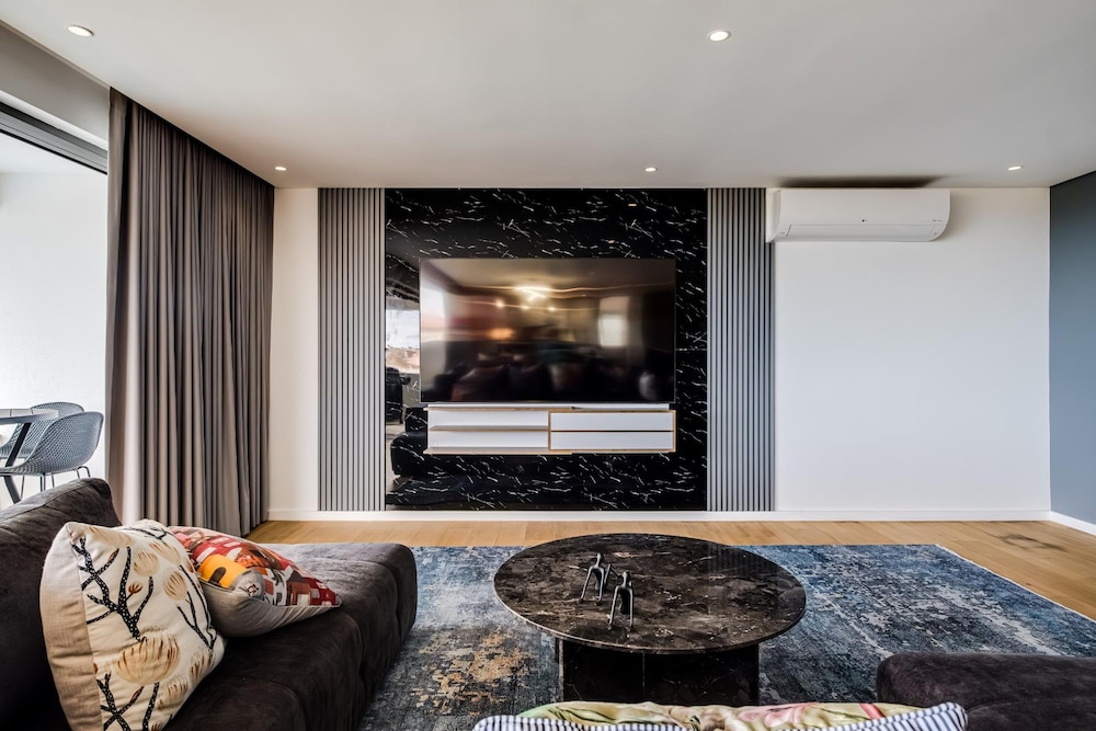 4BR Camps Bay Villa w Pool and Garden Casa Meya