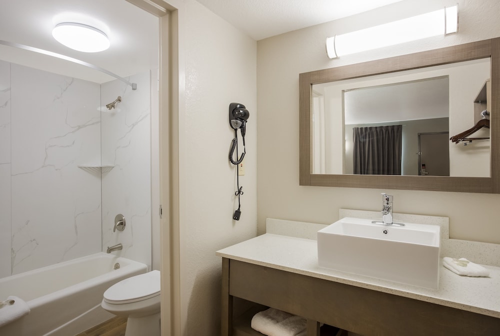 Thomasville Vacations - Red Roof Inn  Suites Thomasville - Property Image 6