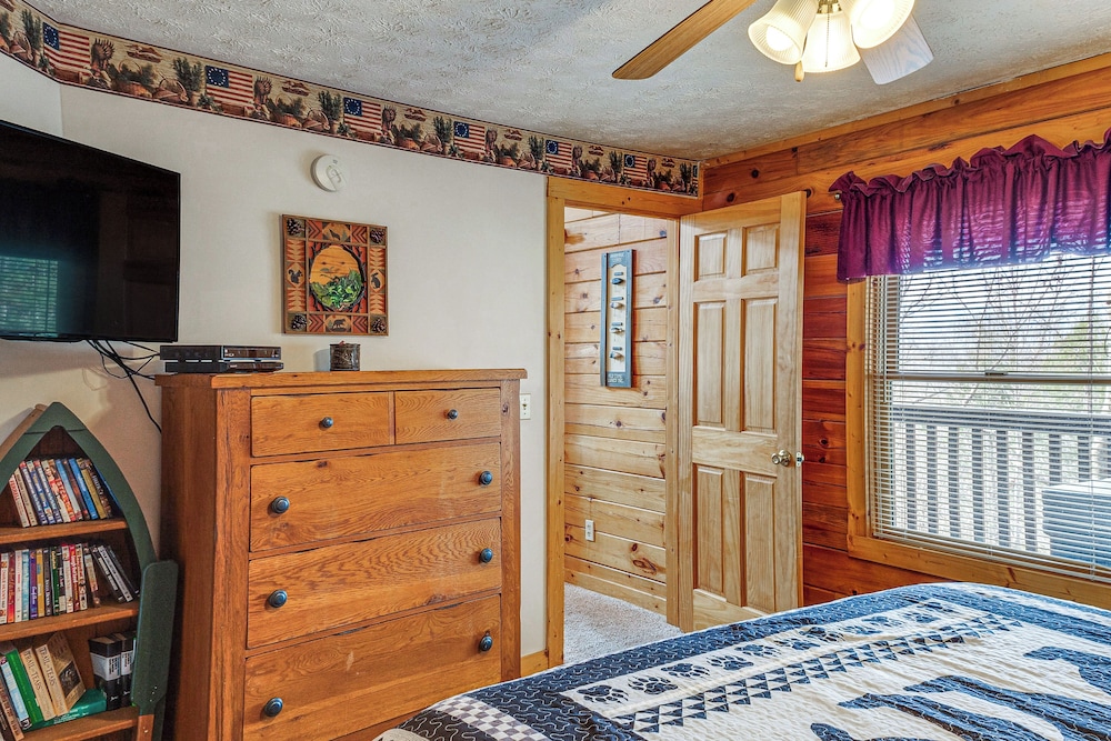 Hot Tub & Game Room: Log Cabin 2 Mi to Ripleys!