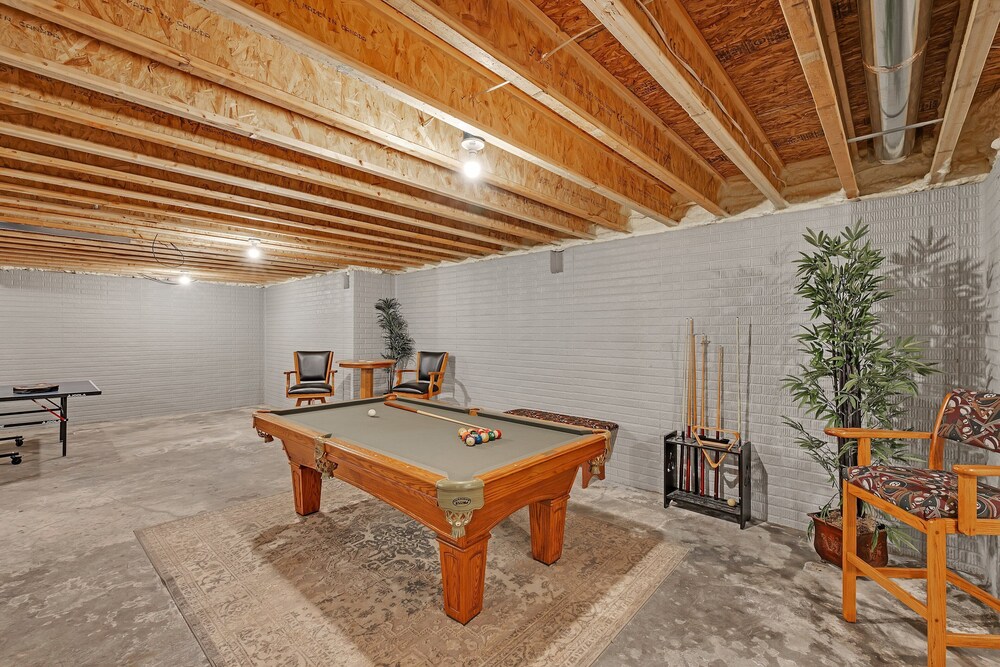 Lakeside Retreat With Hot Tub & Game Room 3 Bedroom Home
