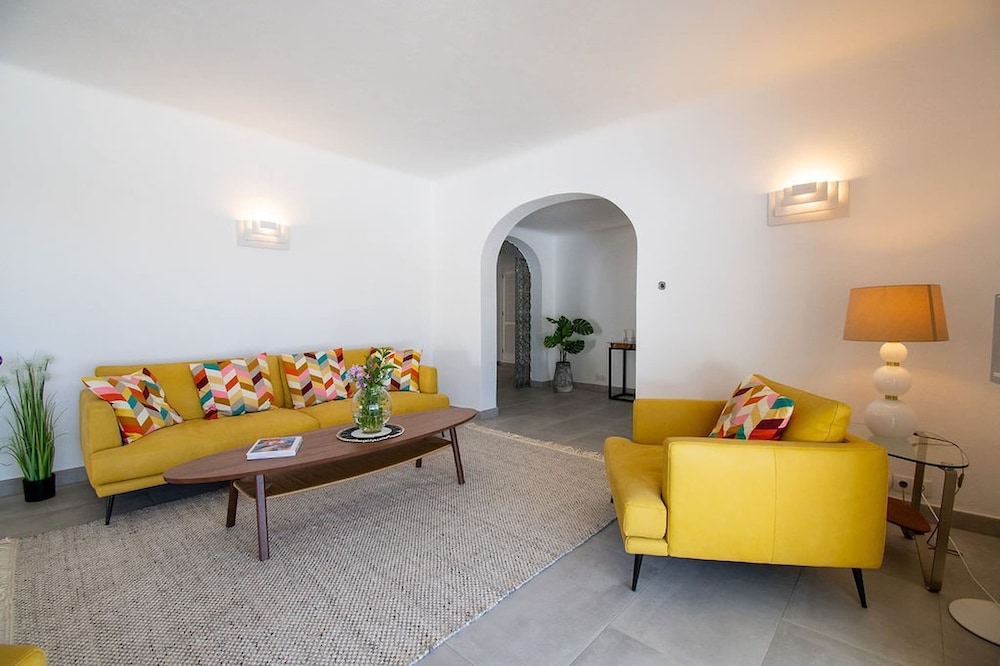 Lavanda Magnificent Five Bedroom Villa in Carvoe