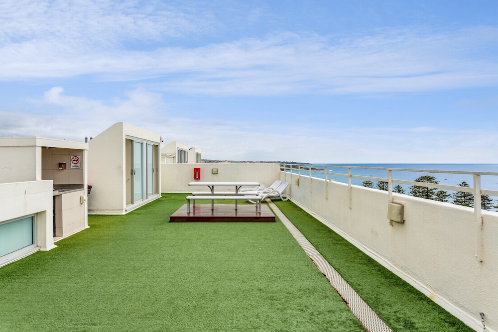 Modern Manly Apartment With Stunning Views, Pool