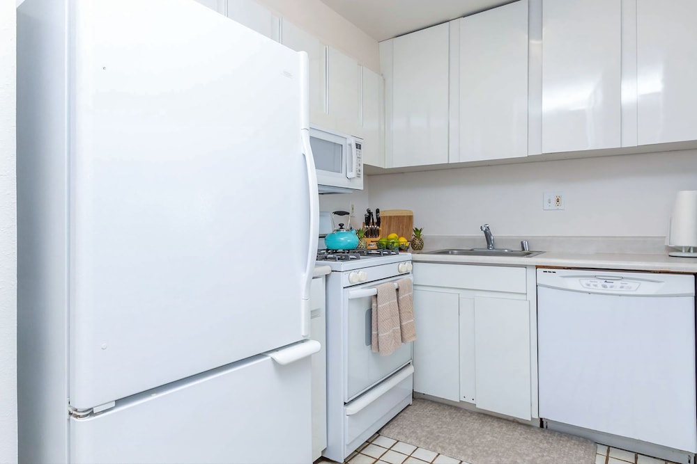 Budget Friendly - Kihei Akahi C-608, Ocean Views, Short Walk to Kamaole Beach II