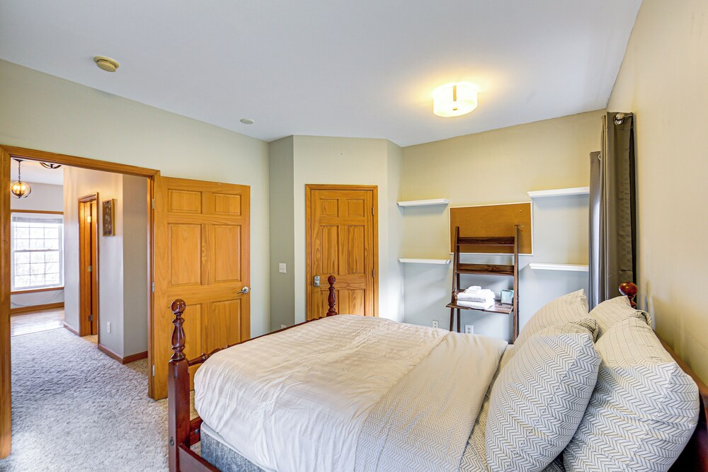 2 Mi to Market Sq! Row House w/ Dedicated Office