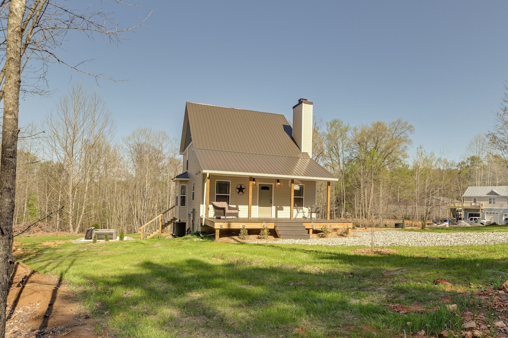 4 Mi to Lake Barkley: Pet-friendly Home w/ Hot Tub