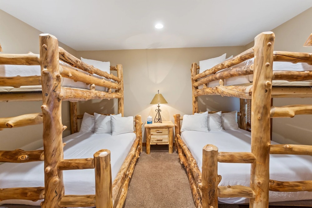 Pinnacle at Deer Valley Resort - Four Bedroom Condo with Hot Tub #1470 4 Condo