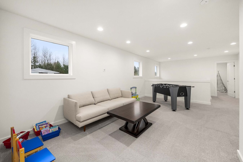 Brand New 5BR Home Fenced Yard Ample Parking