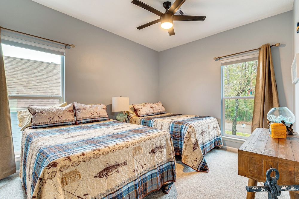 < 1 Mi to Boat Ramp: Waterfront Lake Conroe Home!