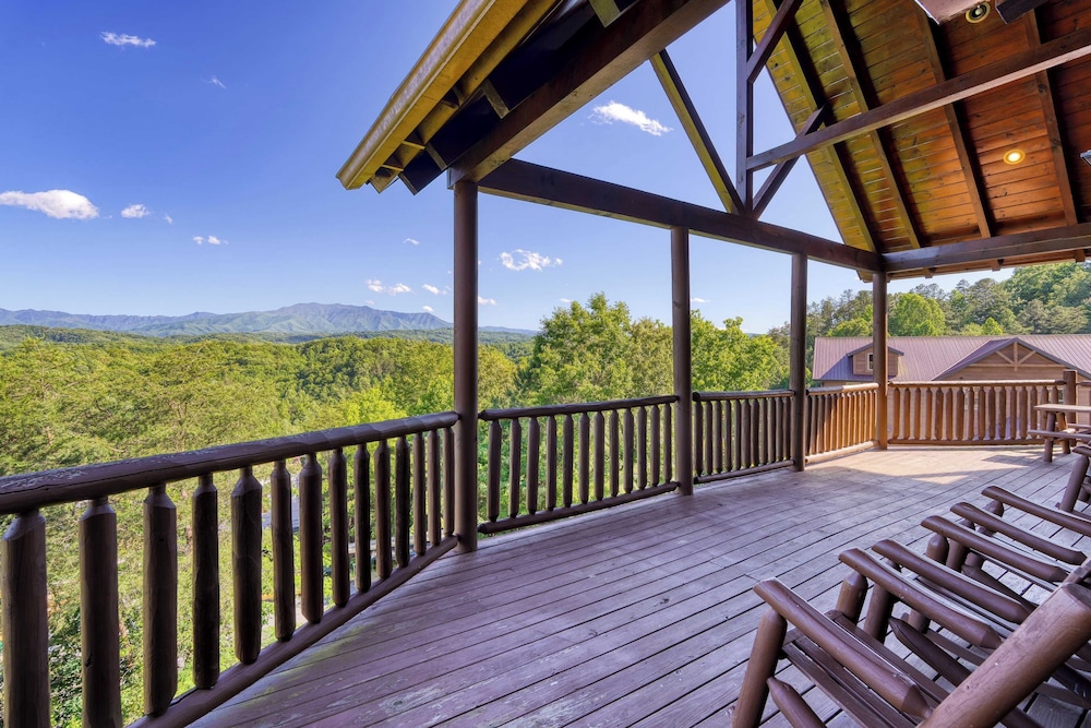 Luxury Cabin w/ Elevator, Theater & Hot Tub Near Dollywood Smoky Vista Lodge