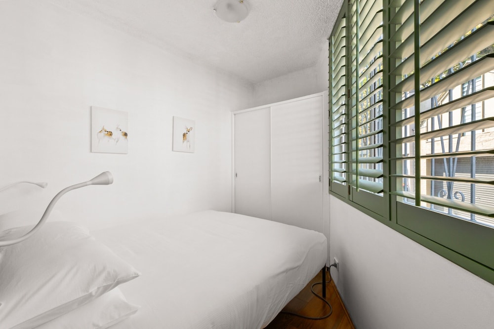Convenient Studio in Trendy Inner-city Suburb