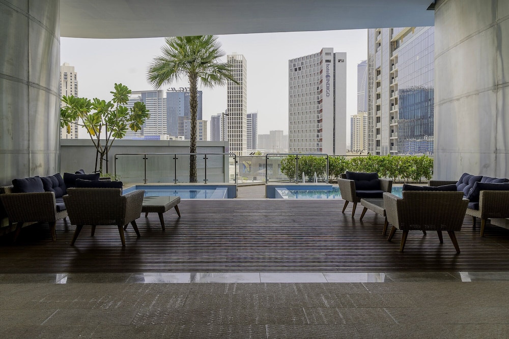 Elegant Apartment Amidst Vibrant Area with Balcony