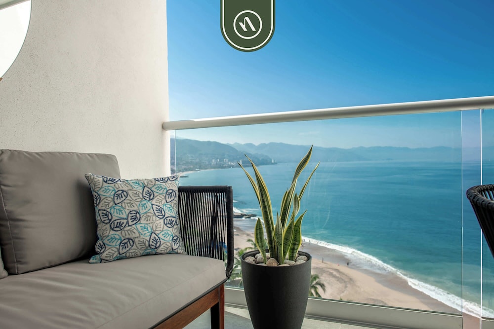 Elegant 1 BR Condo - Beachfront - Pools - King