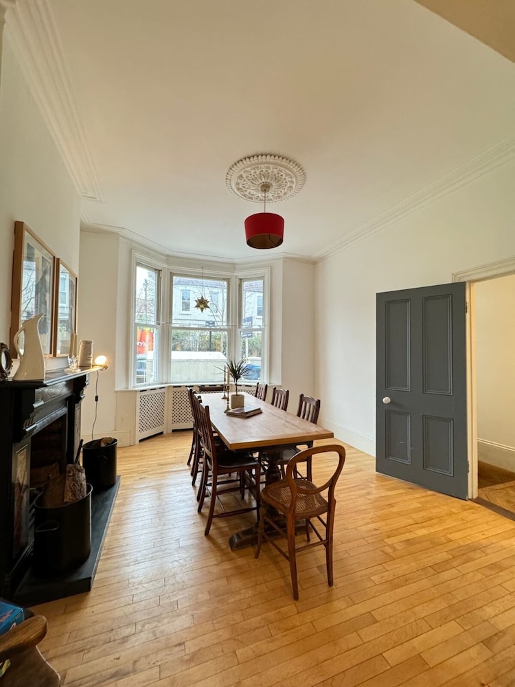 Spacious 4BD Family Home With Gardenkensal Green!