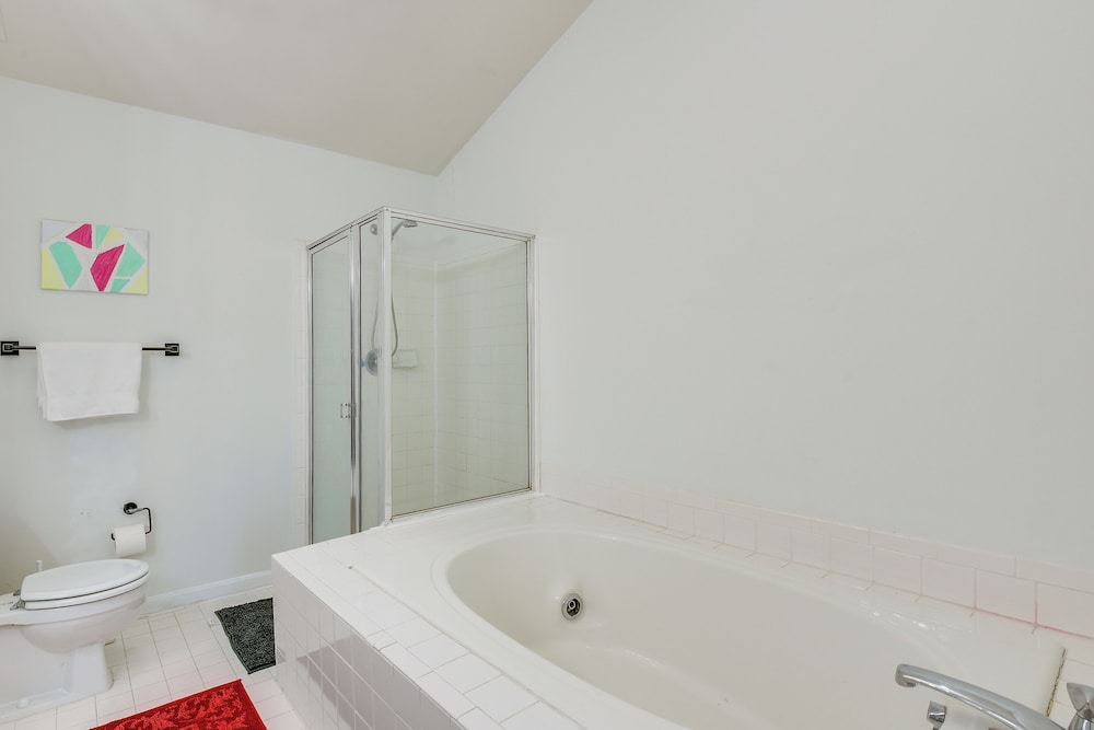 Close to Hospital & Dulles: Herndon Townhome