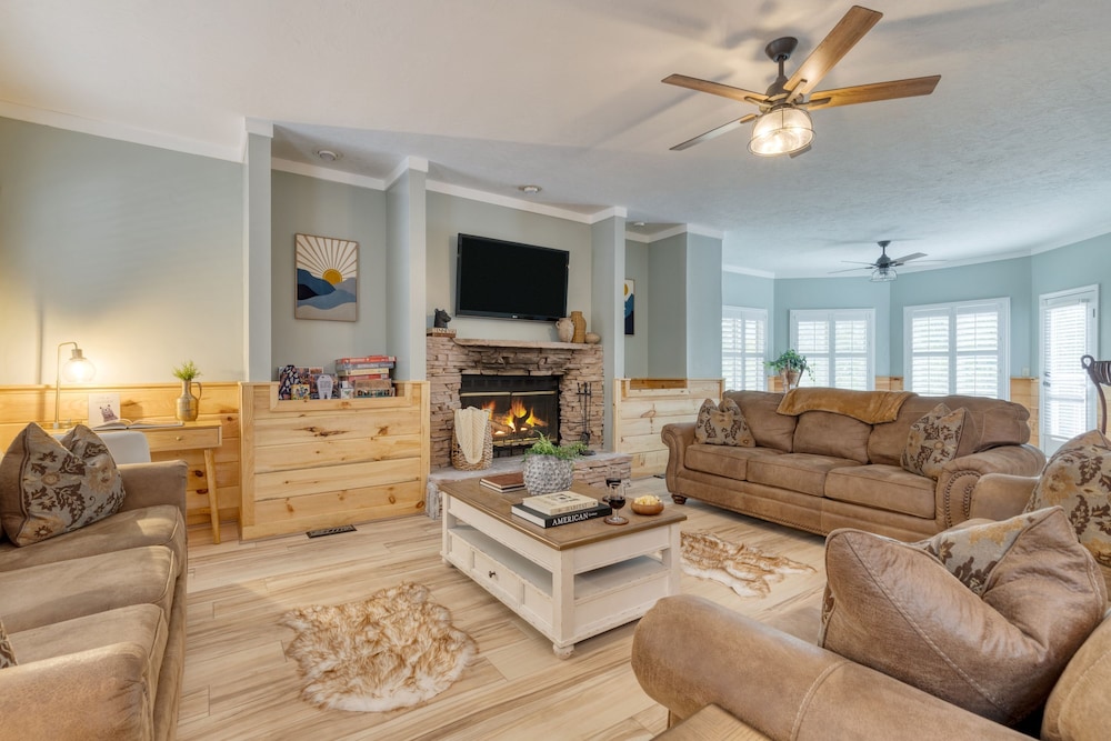 Gatlinburg Getaway by Avantstay 9bdr Sleeps 22 Hot tub Movie Theater