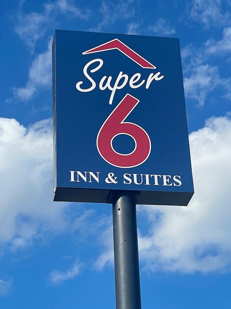 Super 6 Inn & Suites Baton Rouge