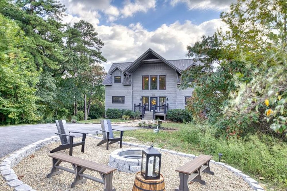 Awe-inspiring Estate w Pool Theater Fire Pit view 4
