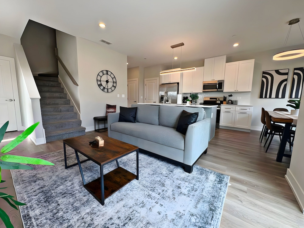 Modern 4BR with Parking - WV rep 4