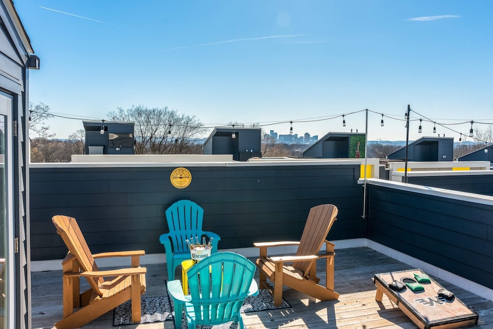 Spectacular Condo Rooftop Deck Great for Groups view 3