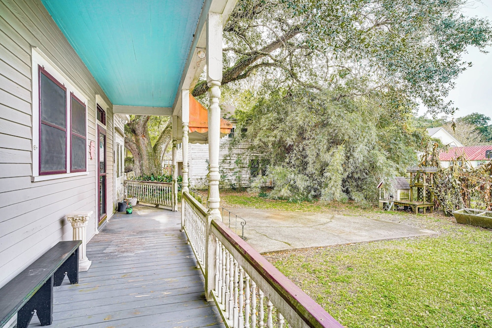 Historic Home w/ Wraparound Porch: Walkable Area!