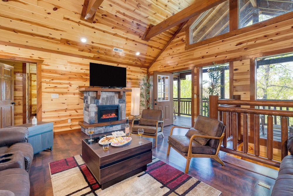 Dolly's Lodge by Avantstay Sleeps 28 - Luxe Smokies Cabin Game Room, Hot Tub, Views, Near Attractions
