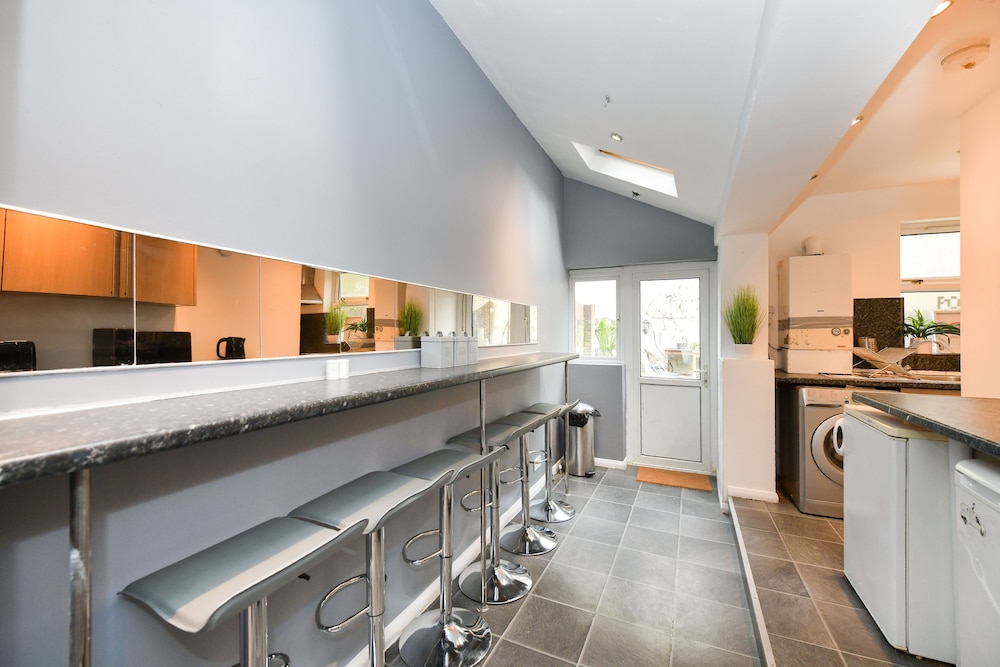 Impeccable 4-bed House With Garden in Brixton