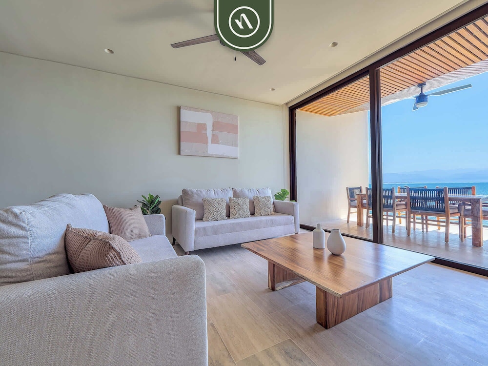 Luxury 4BR Oceanfront Condo - Private Beach - Pool