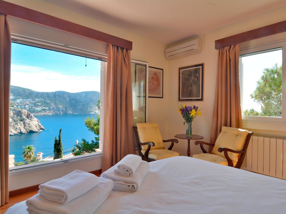 Villa With Incredible sea Views and Pool Sleeps 7