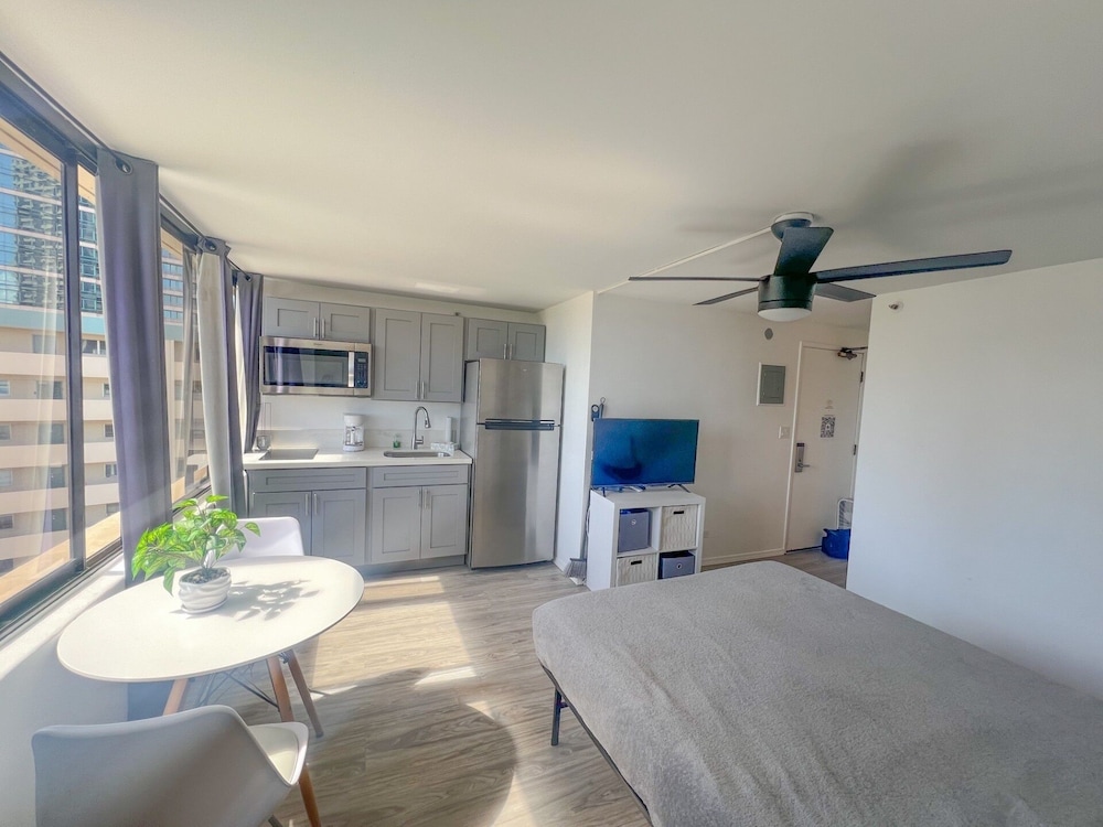 Hawaiian Monarch 1804 Condo by RedAwning view 4