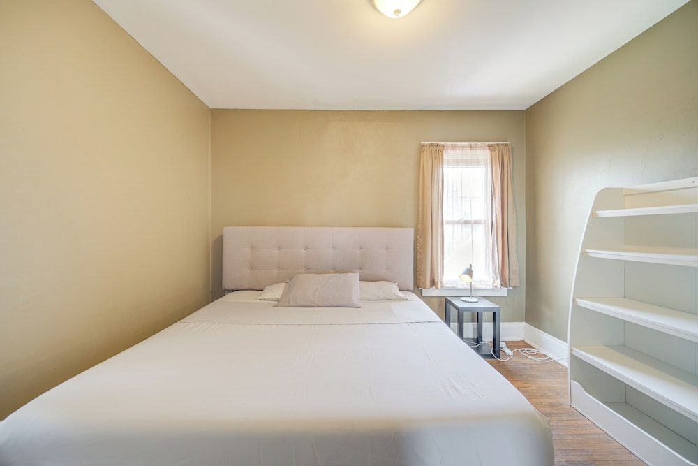 2 Mi to Zoo: Charming Apt w/ Balcony in Cleveland