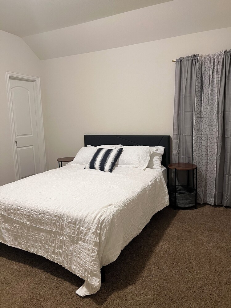 Balmoral Lakeside 5br 4ba House