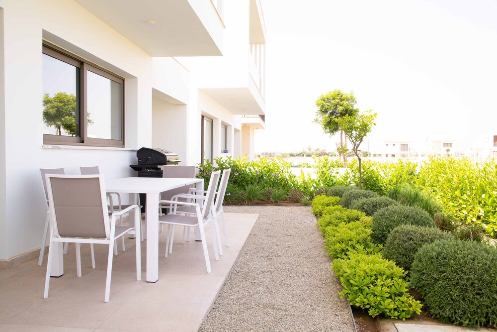 Phaedrus Living: Serenity Waves Villas No.11