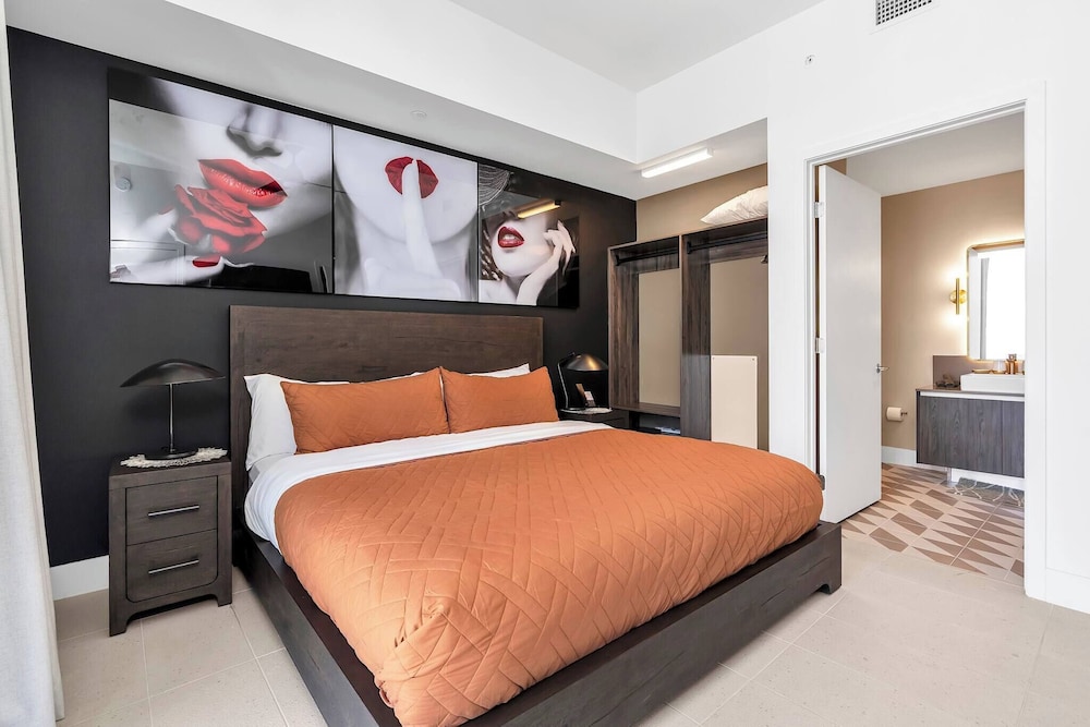Luxury 1BR Penthouse, Bay & City Views Downtown