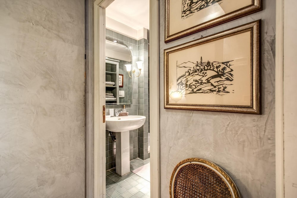 Wonderful Apartment With Balcony in Piazza Margana