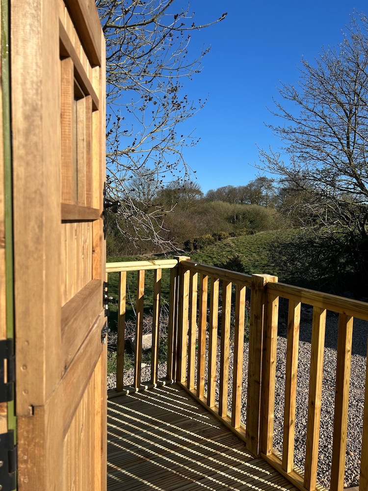 Fernlea Luxury Shepherds Hut - Sleeps 2 & Hot Tub