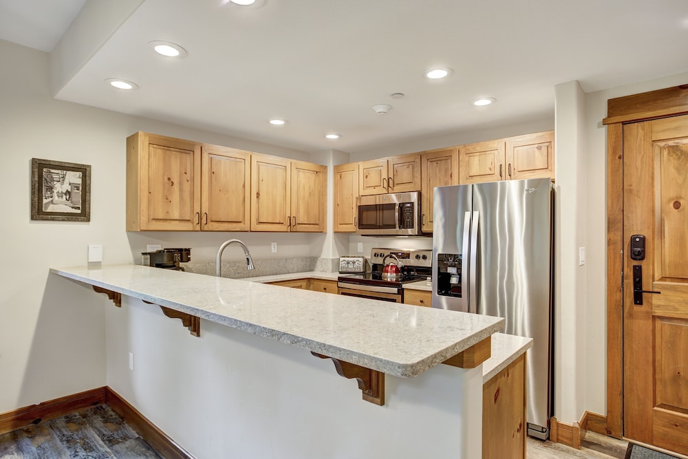 Premium 2 Bedroom Condo in Arrowhead Village! 2 Condo