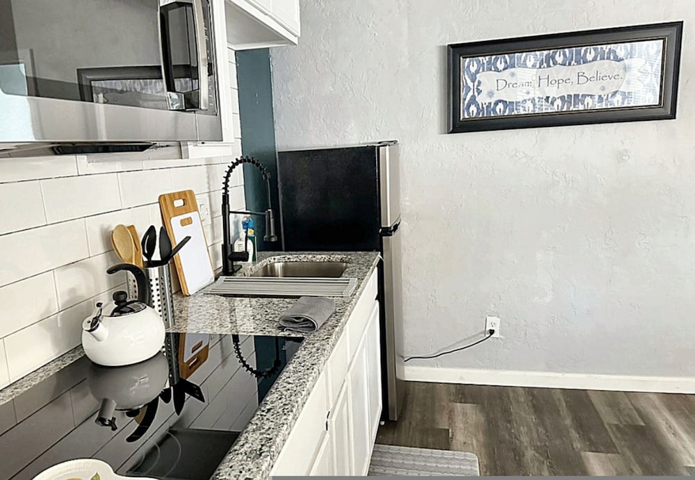 Modern 1B Studio Oasis Plaza District Access 32C