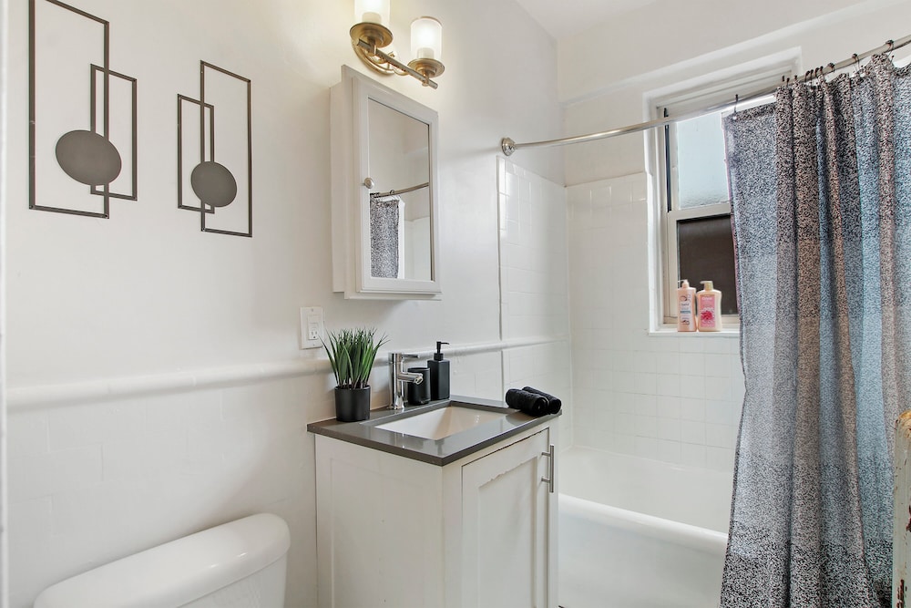 Sleek 2BR - Hyde Park 405