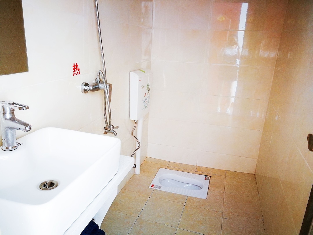 DONG JIANG HU XIANG CUN DA WAN CAI Hotel