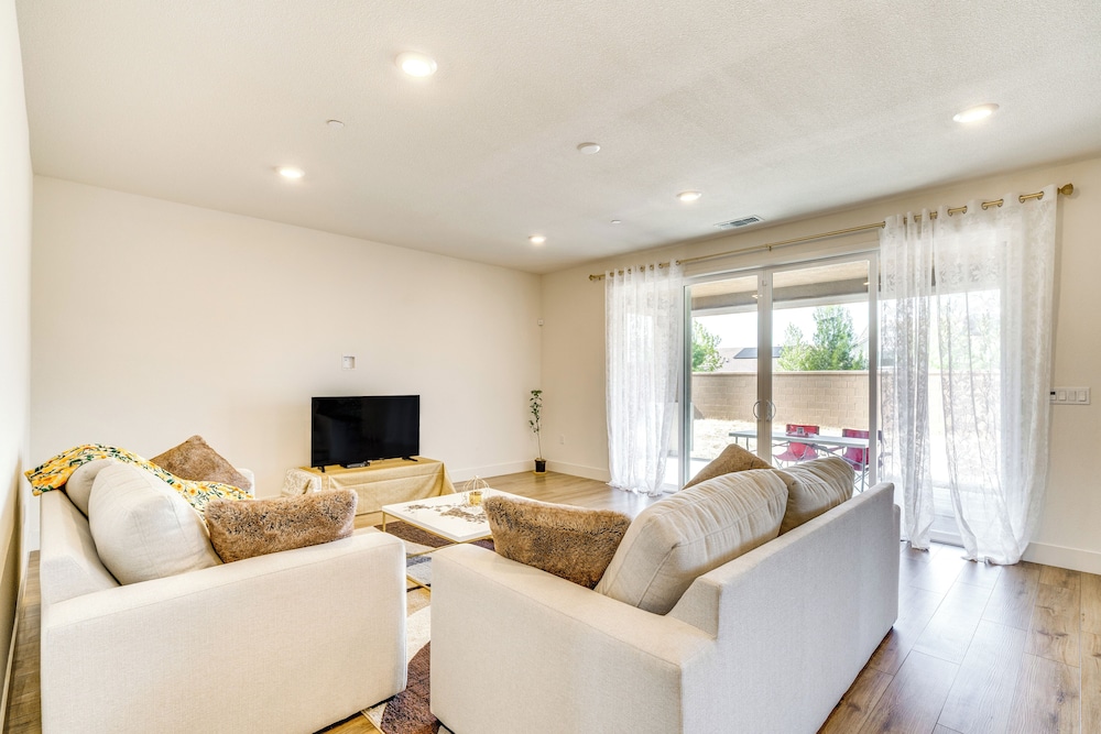 Pool Paradise: Spacious Tracy Home w/ Yard!