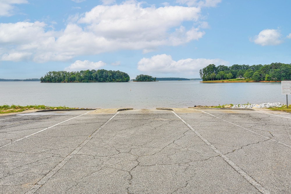Walk to Beach: Lake Hartwell Cabin w/ Large Yard!