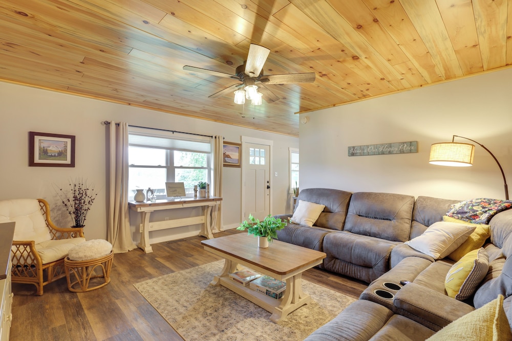Game Room, Patio & Stunning Views: Lakefront Home!