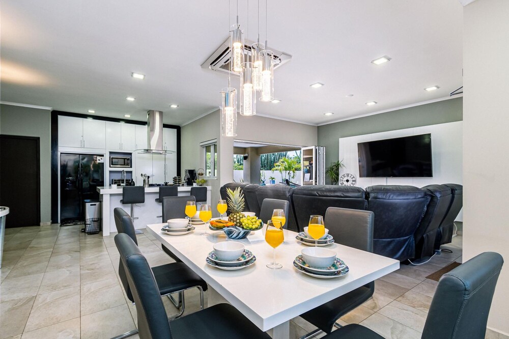 Luxury New 5 Location Pool Outdoor Kitchen