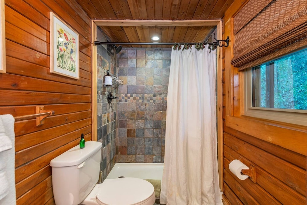 Heart Soul Log Cabin Sanctuary w Walking Trails