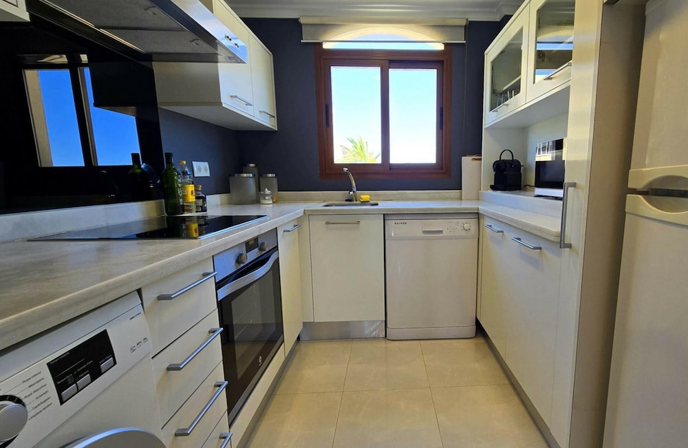 Apartment - Sleeps 4 - Pool - Balcony - Parking