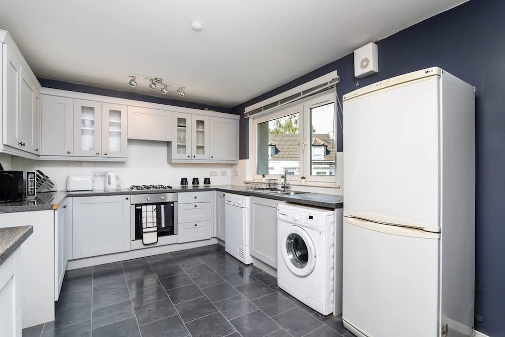 2 Bedroom Flat - Free Parking