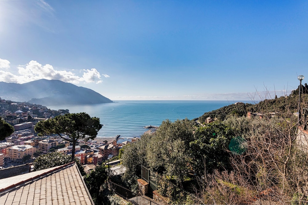 Seaview Apartment with Garden in Recco