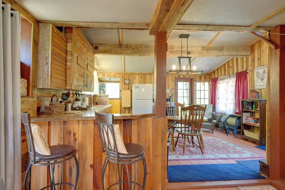 Glamping-style Cabin on 20-acre Farm Near Lutz!