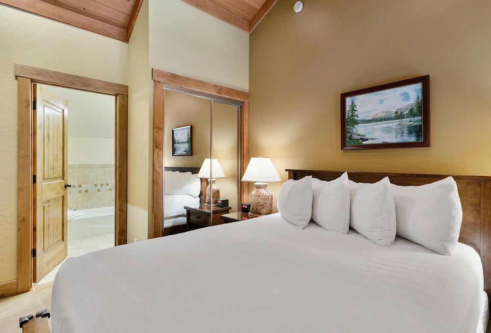 Powder Run at Deer Valley Resort - Four Bedroom Condo with Hot Tub #A32 4 Condo