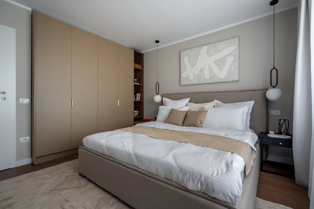 Views of all the Palaces 2BR Stunner